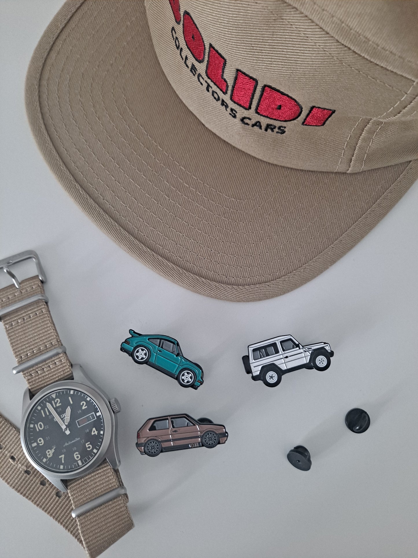 Bolidi Collectors Cars still life cap and pins
