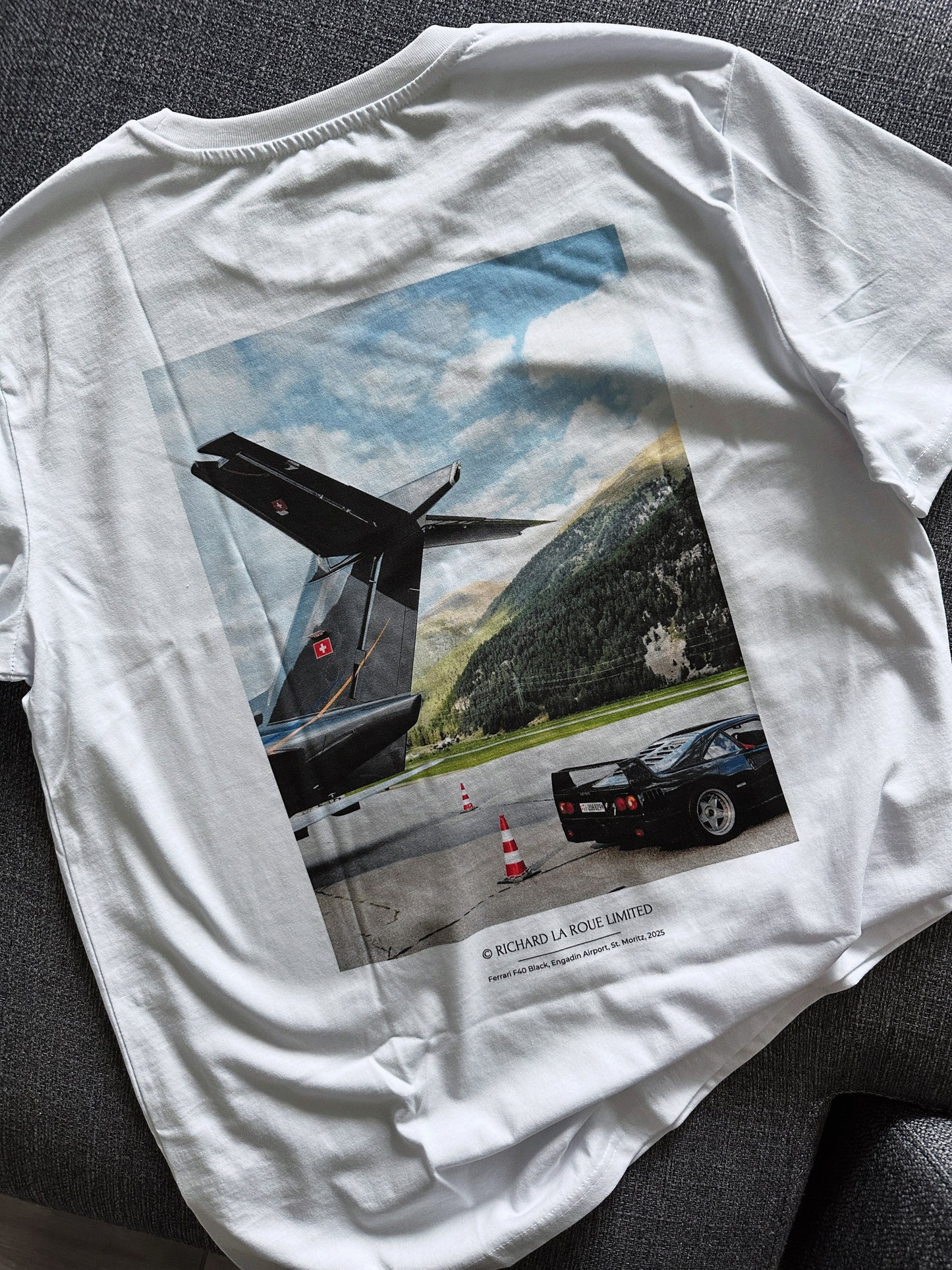 Aerodynamic Dreams Bundle - T-Shirt & spilla smaltata