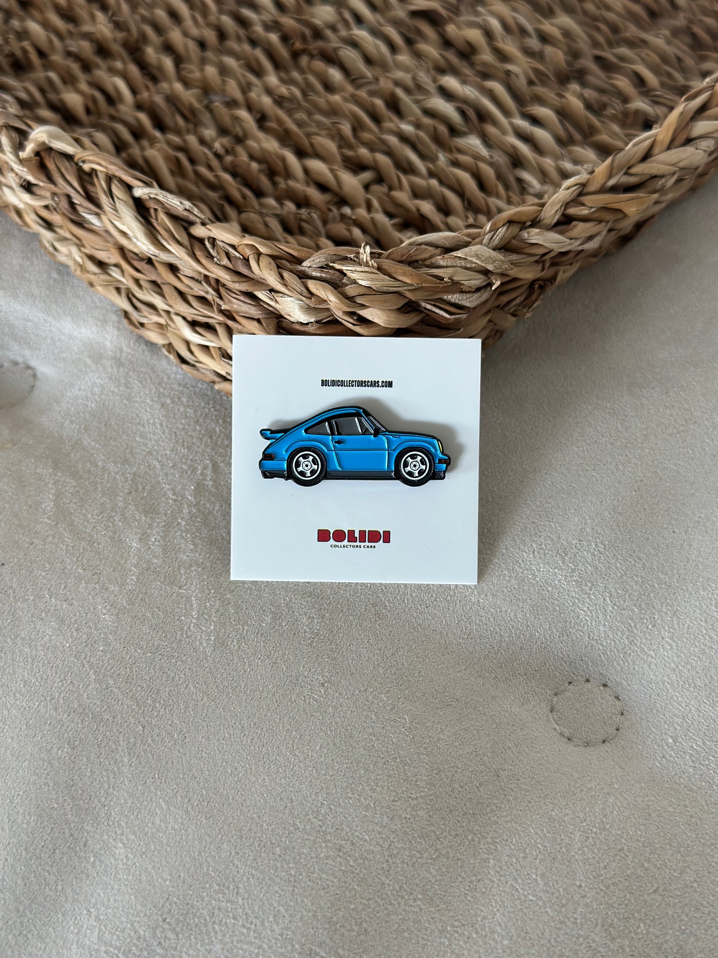 Spilla Smaltata Porsche 911 Carrera 3.2 – Un tributo alla sportiva iconica degli anni ’80