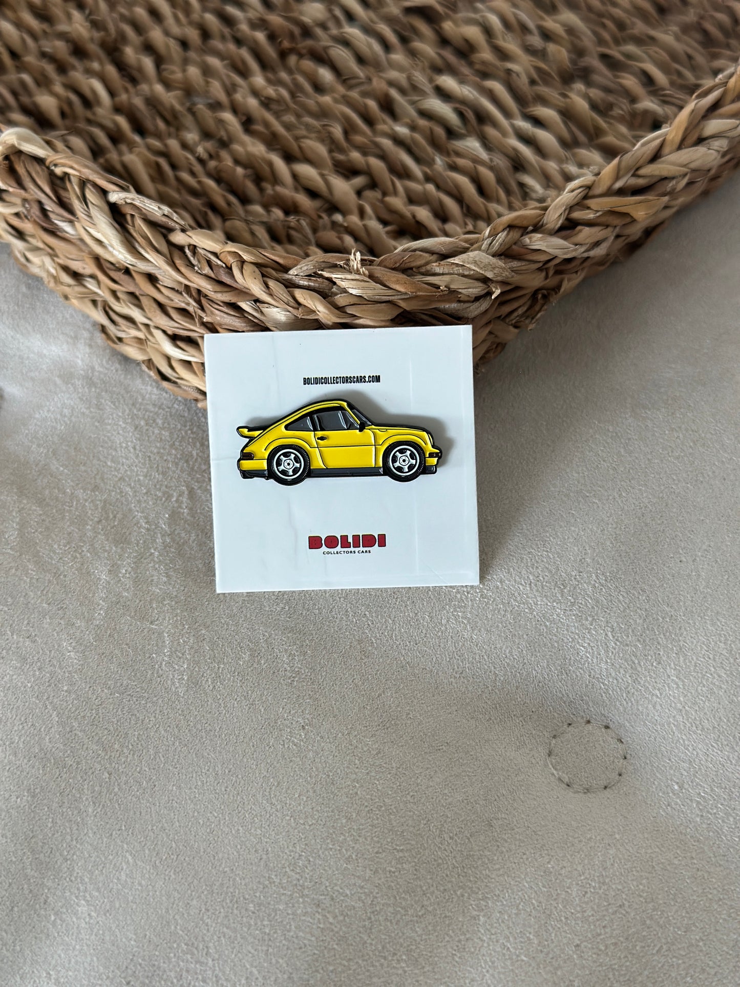 Spilla Smaltata Porsche 911 Carrera 3.2 – Un tributo alla sportiva iconica degli anni ’80
